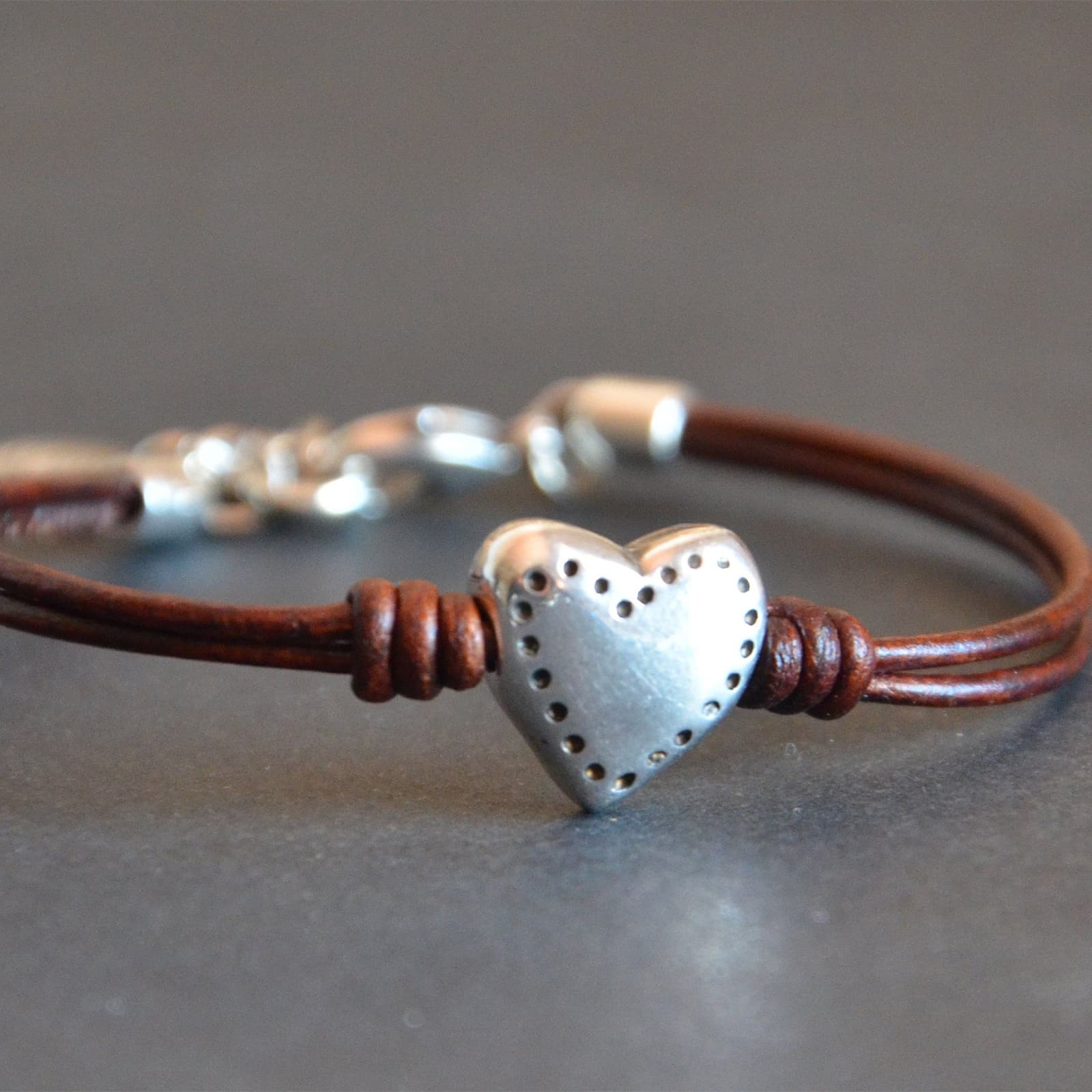 Pulsera bohemia con corazón y cuerda de cuero retro