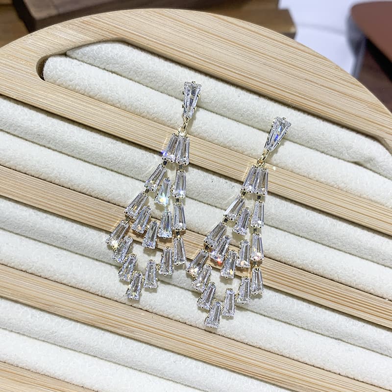 Aretes brillantes huecos con circón