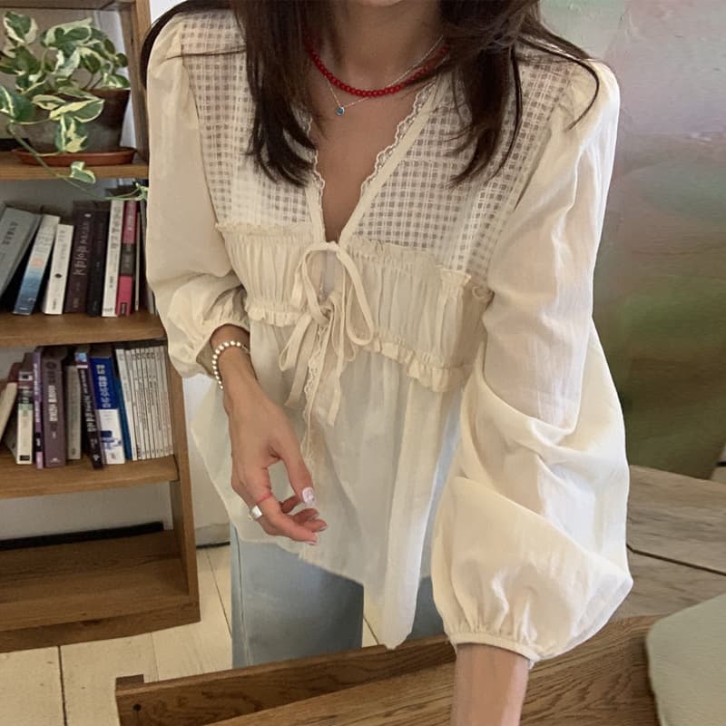 Camisa retro elegante con cuello en V y mangas linterna