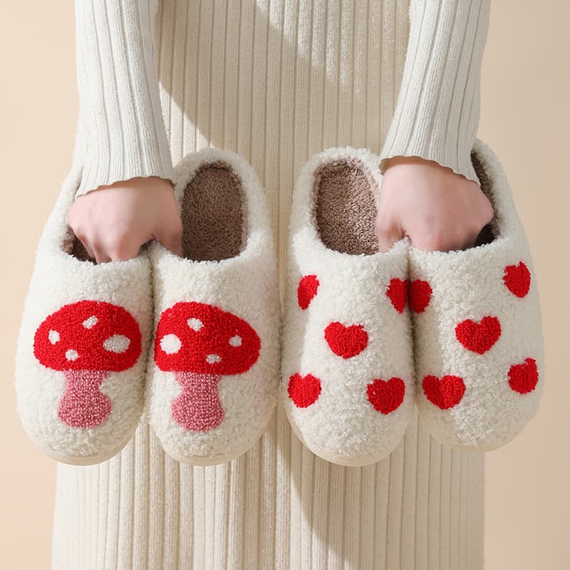 Pantuflas de felpa estilo amor de dibujos