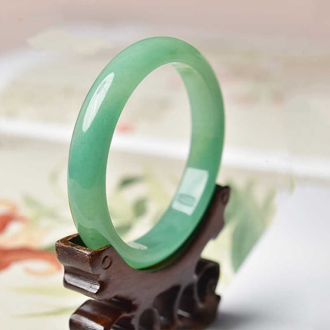 Pulsera de jade con acabado verde pulido