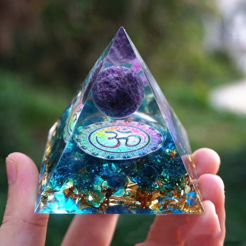 Decoración de pirámide de resina epoxi con cristal
