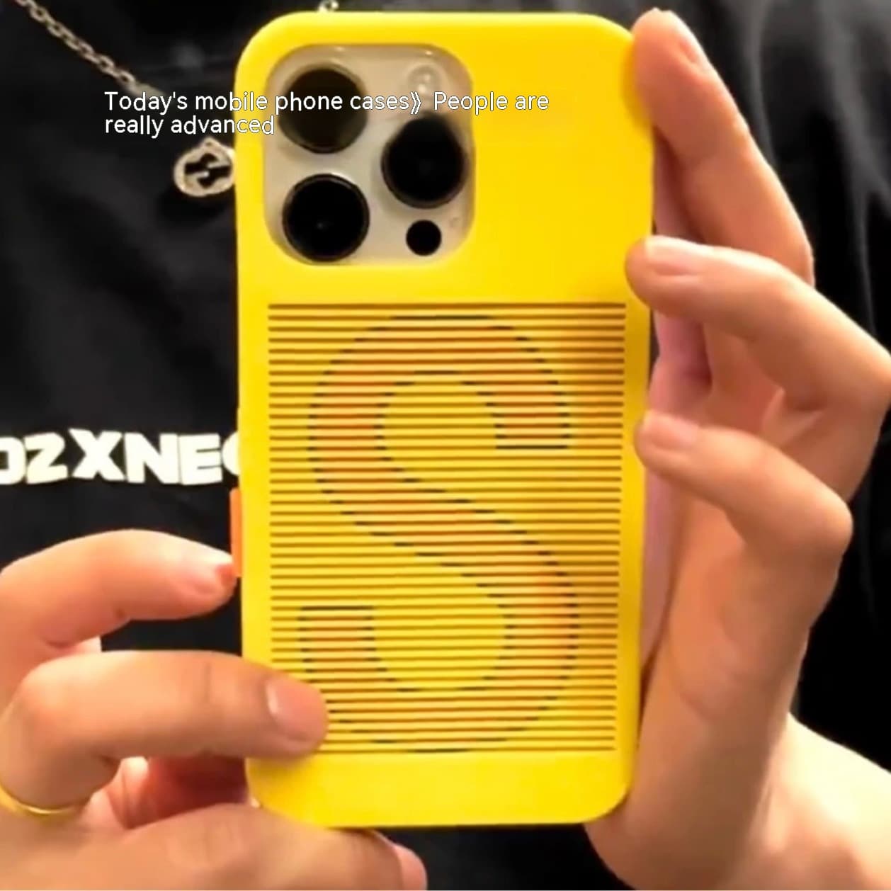 Funda teléfono con gesto de mano creativo