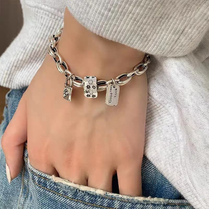 Pulsera colgante estilo hip-hop vintage con acabado envejecido