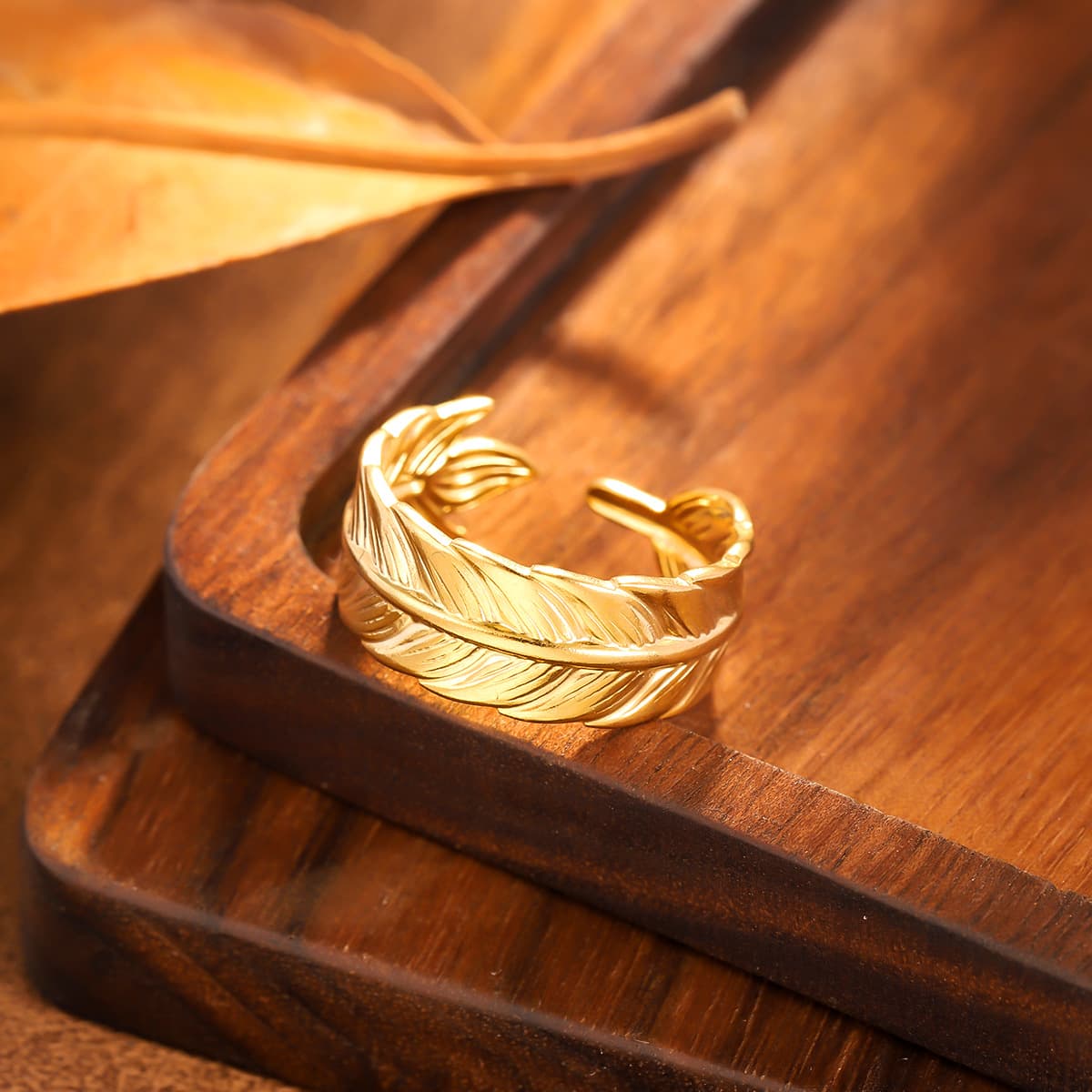 Anillo de acero titanio chapado en oro antidecoloración