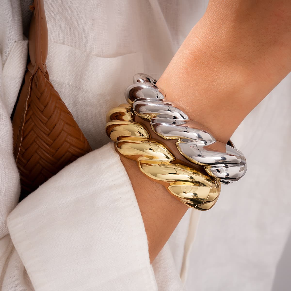 Pulsera de metal abierta con diseño retorcido elegante