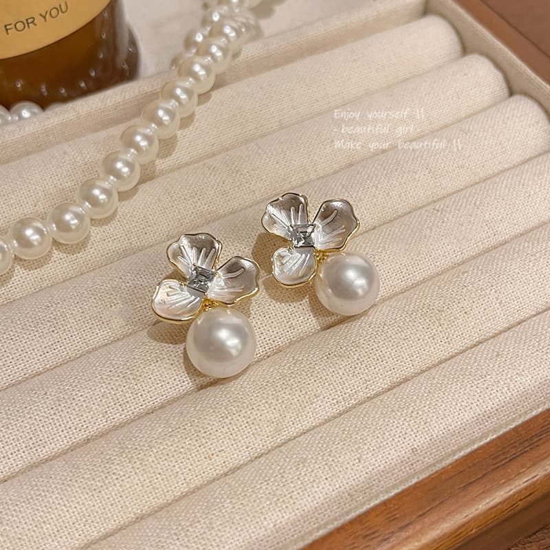 Pendientes de aguja de plata con flor de perla