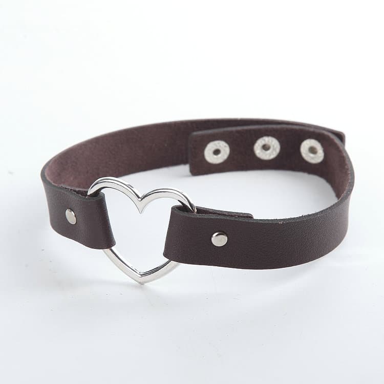 Collar de cuero estilo punk con colgante de corazón