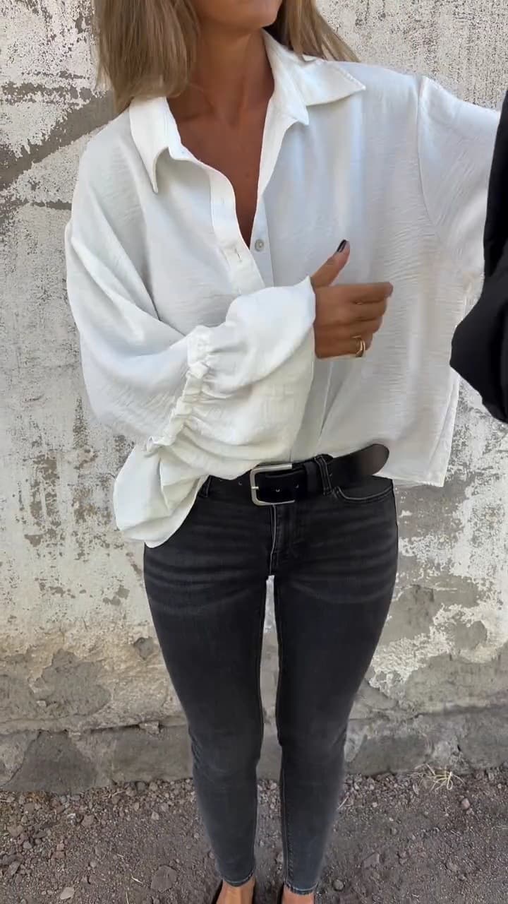 Blusa blanca clásica con botones y mangas globo