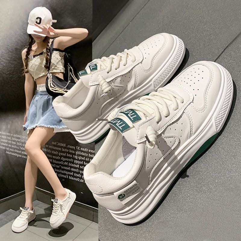 Tenis deportivos blancos con plataforma plana y cordones