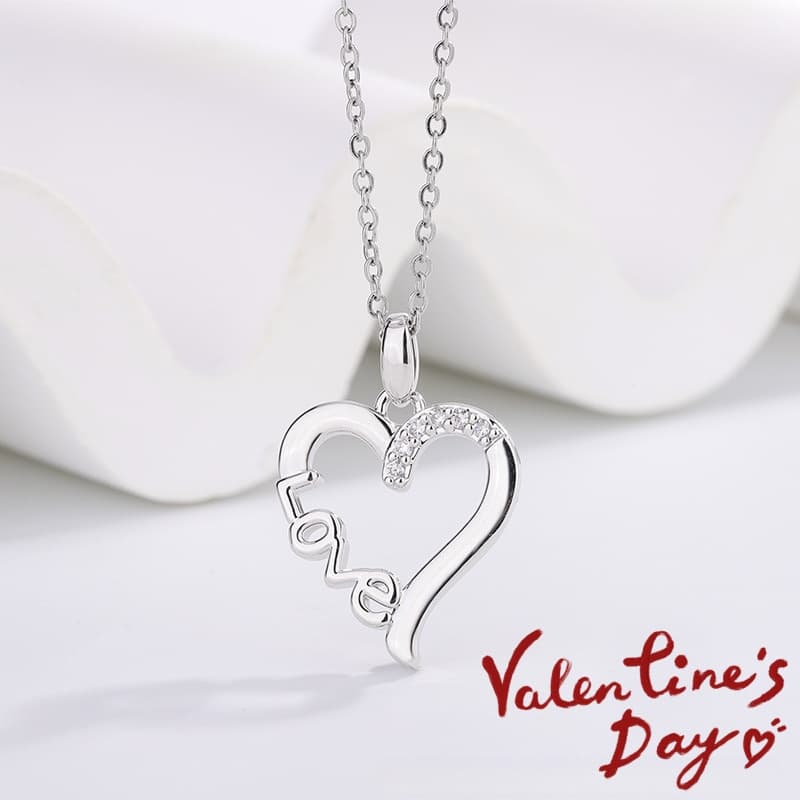 Collar con colgante LOVE de corazón de acero de titanio
