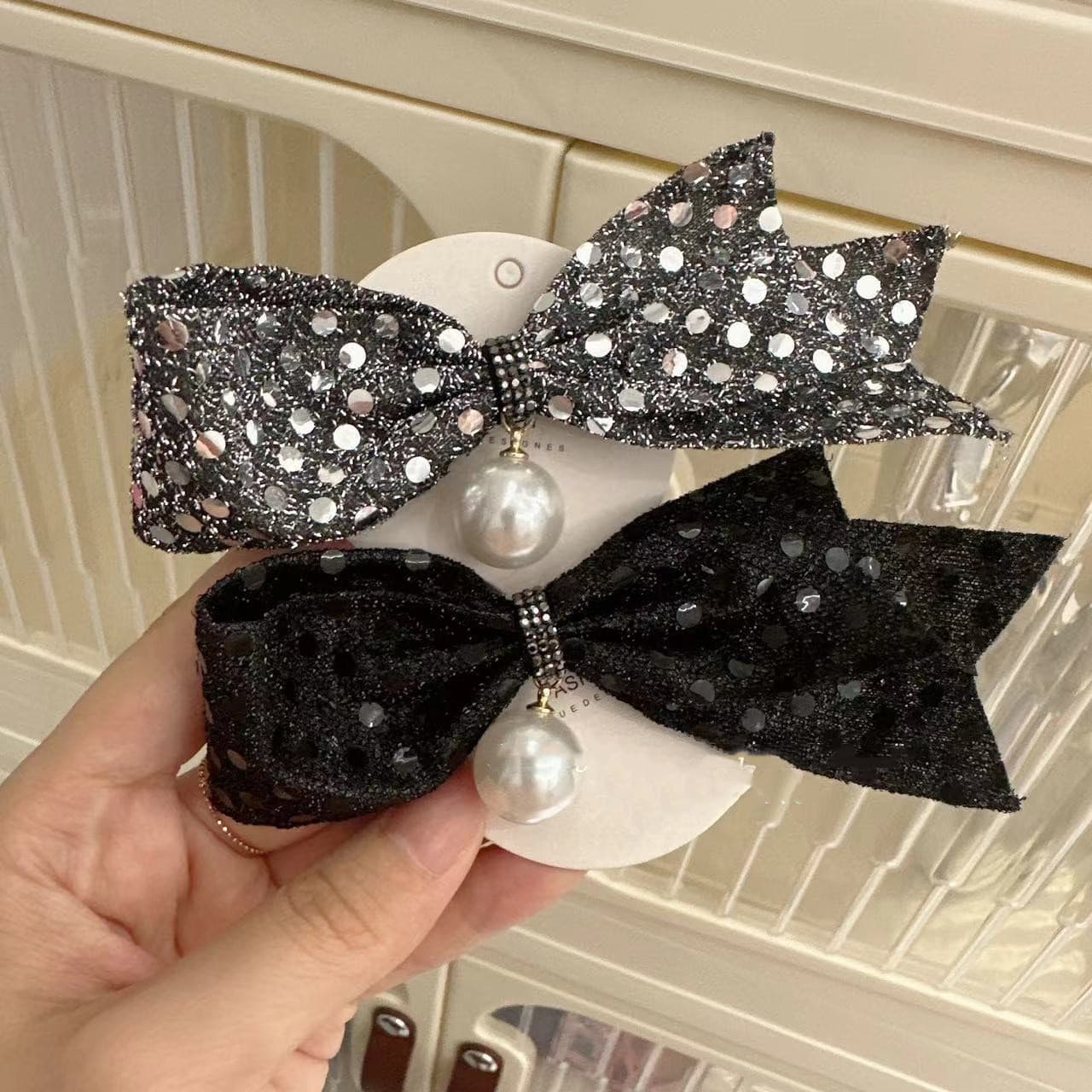 Broche de lazo con brillantes de cristal