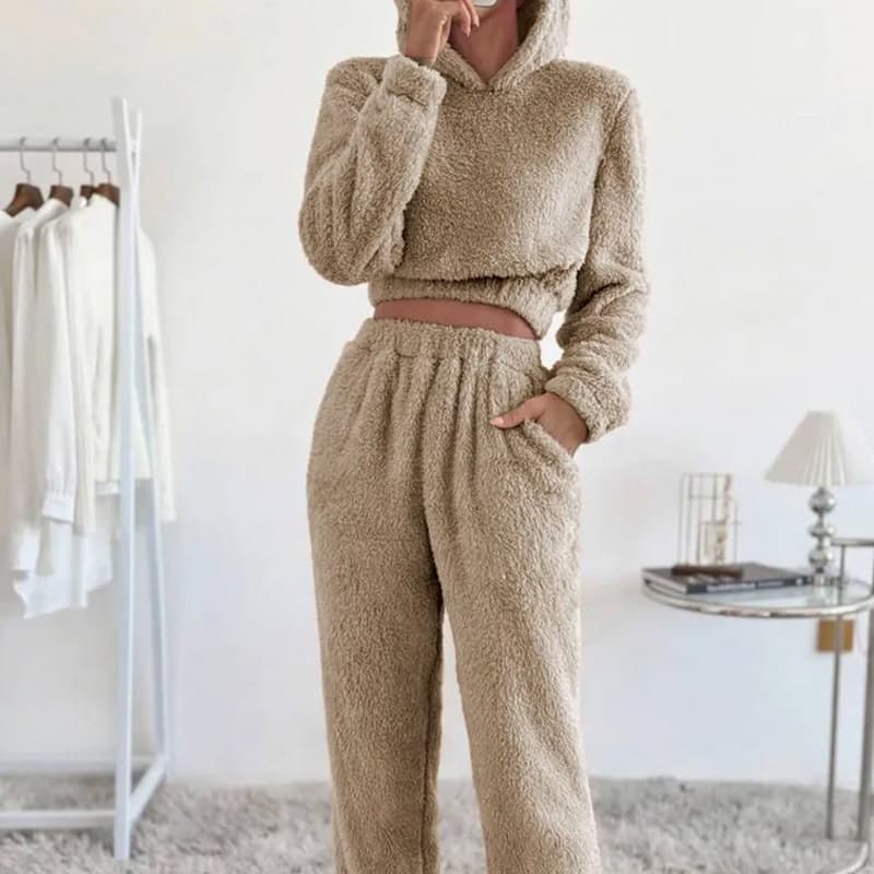 Traje de polar con capucha, manga larga y diseño acogedor