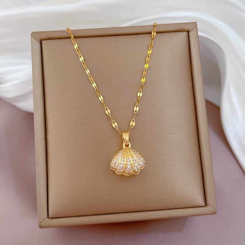 Collar de perla con concha y circonitas elegante