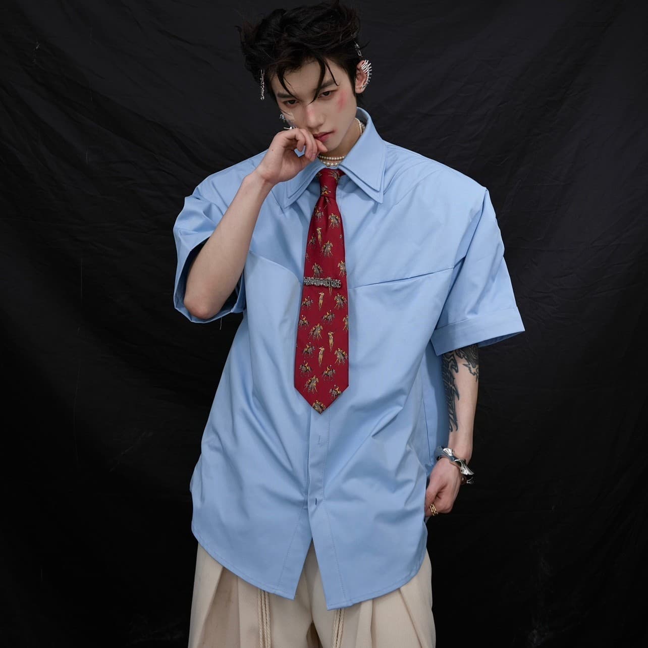 Camisa plisada con hombros acolchados manga corta