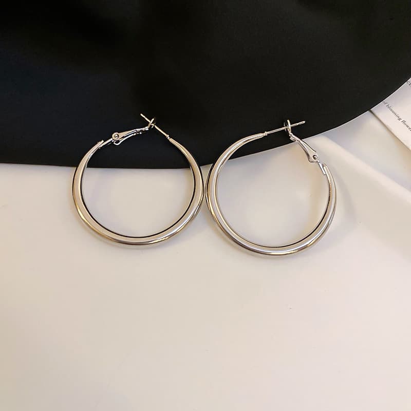 Aretes circulares minimalistas de plata