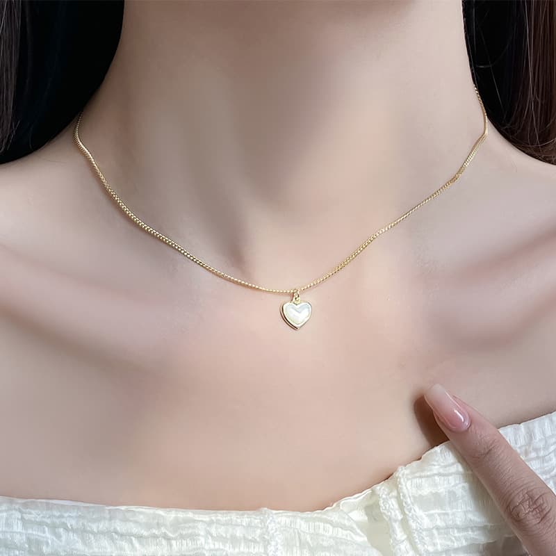 Collar de plata con diseño de corazón