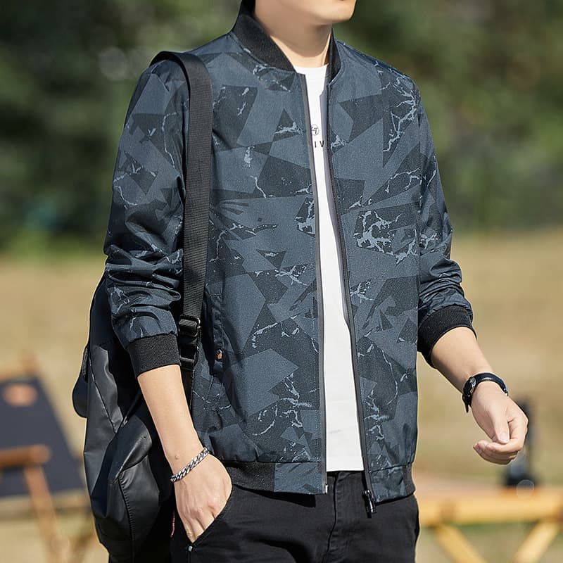 Chaqueta de béisbol casual con cuello de pie y camuflaje