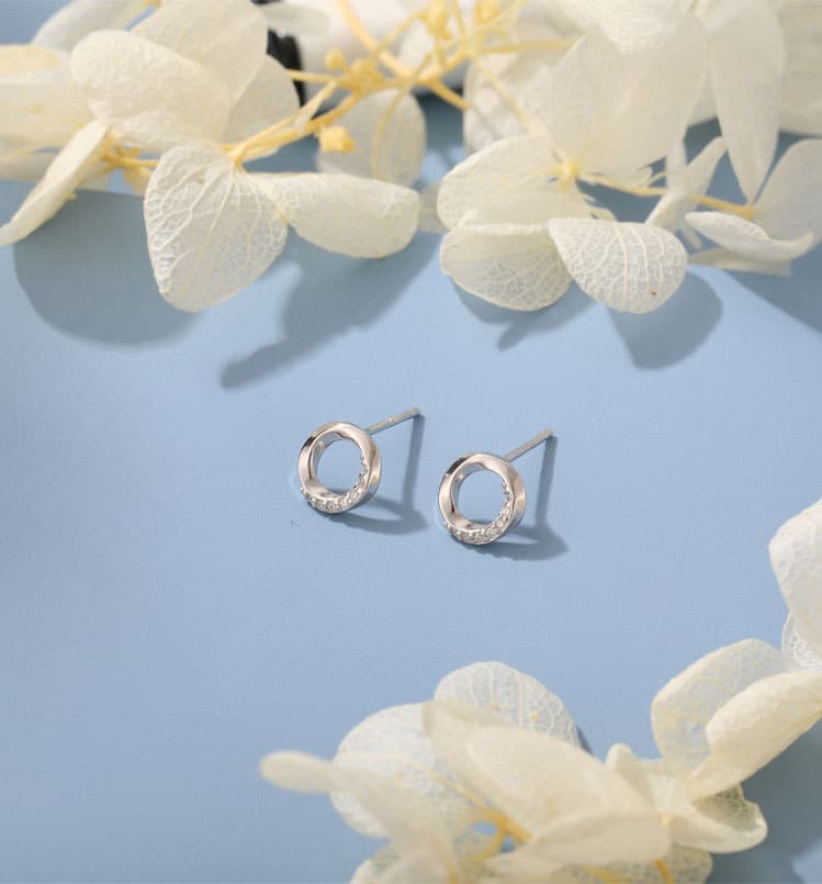 Aretes de plata 925 pequeños y elegantes con diseño geométrico