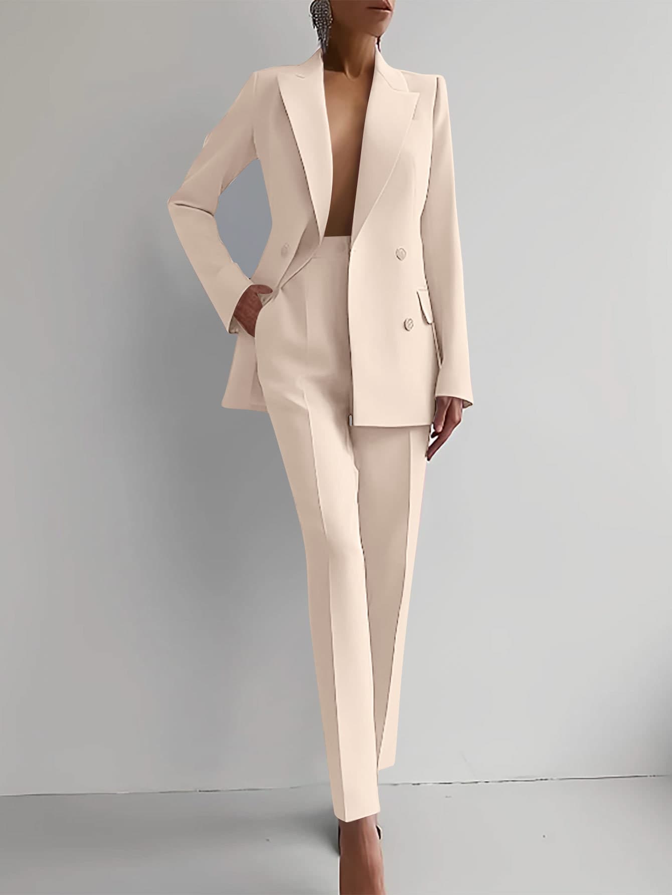 Traje formal para mujer con chaqueta y pantalón ajustado