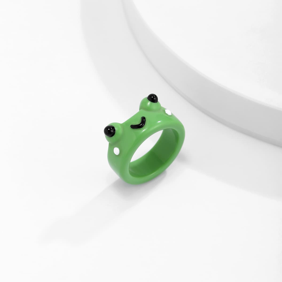 Anillo con diseño de rana geométrica