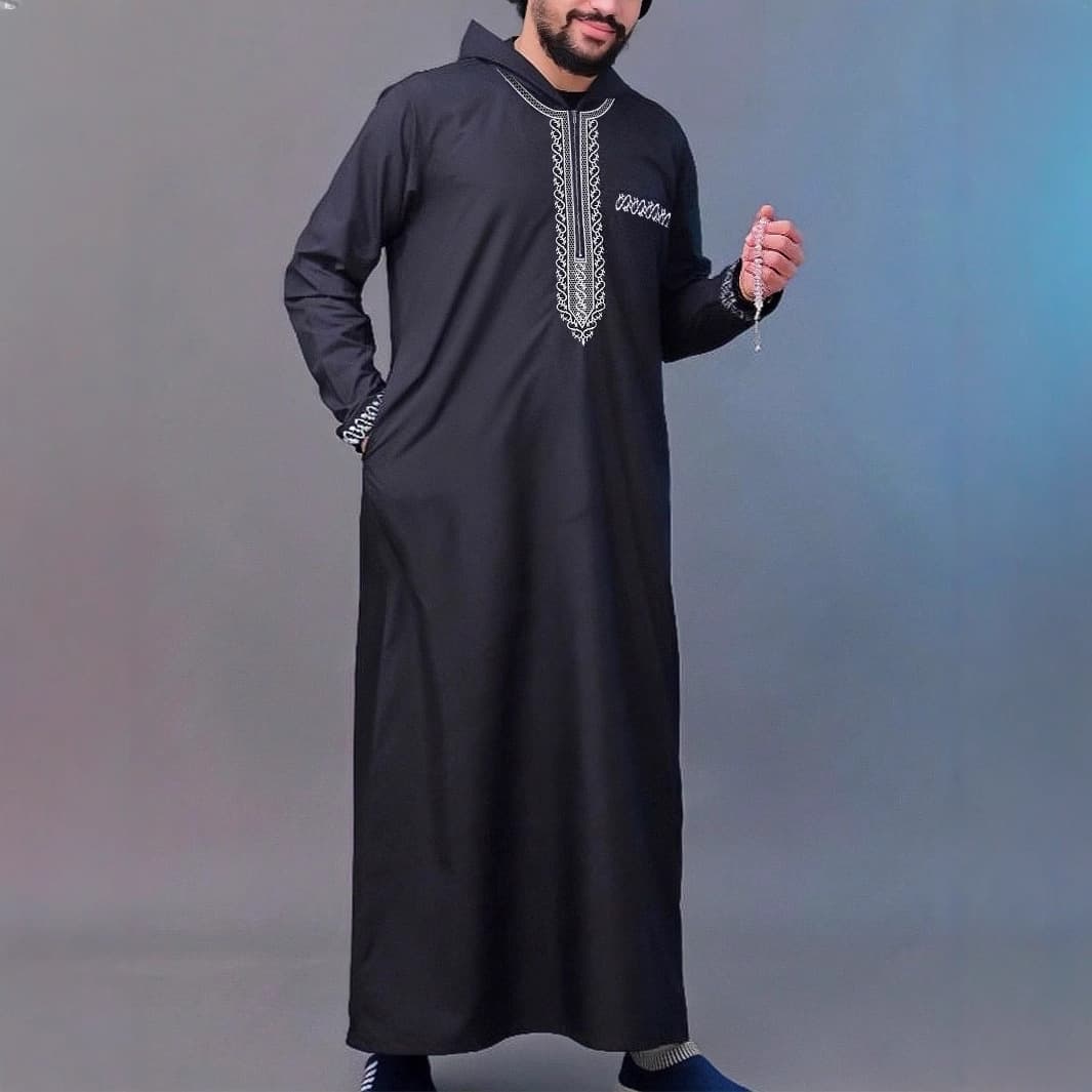 Bata suelta con capucha para hombre moderno
