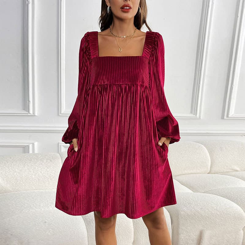 Vestido de terciopelo con cuello cuadrado