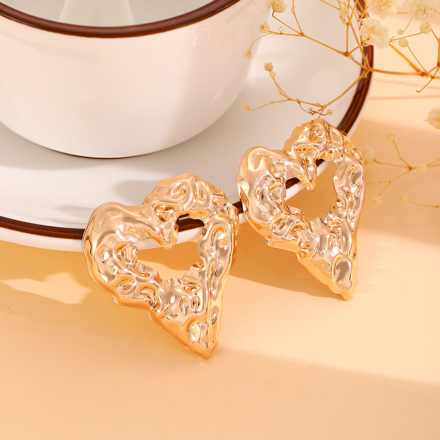 Aretes en forma de corazón hueco con diseño plegado