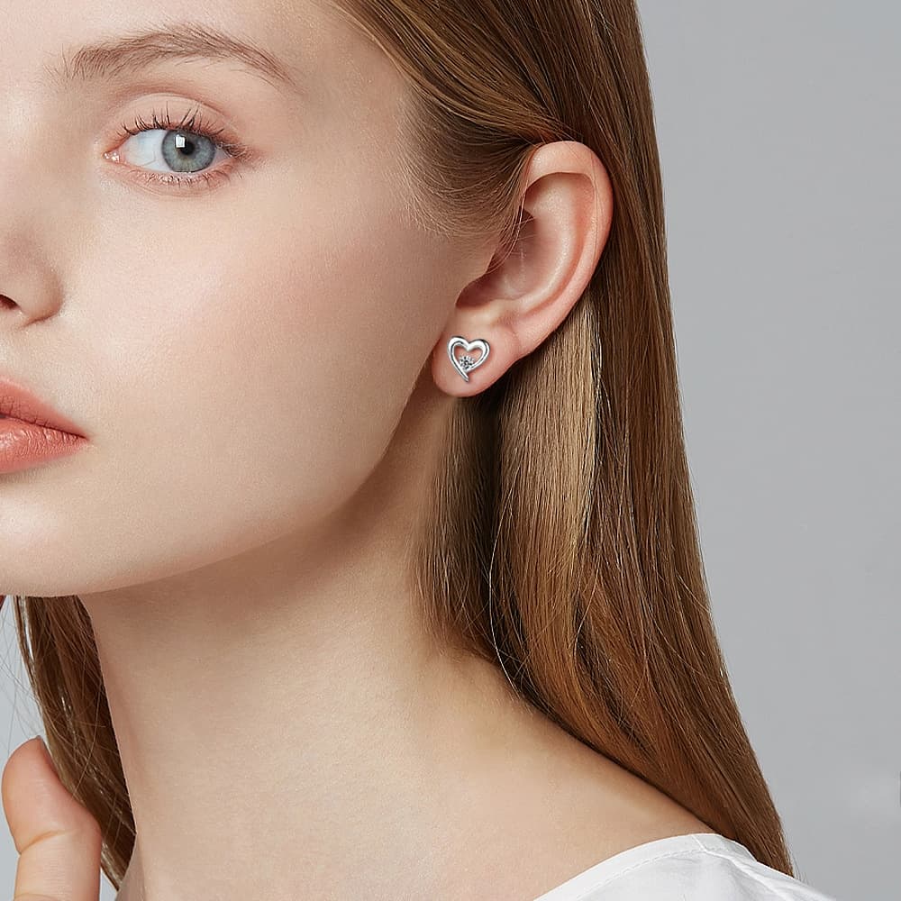 Aretes de plata esterlina con zirconia en forma de corazón