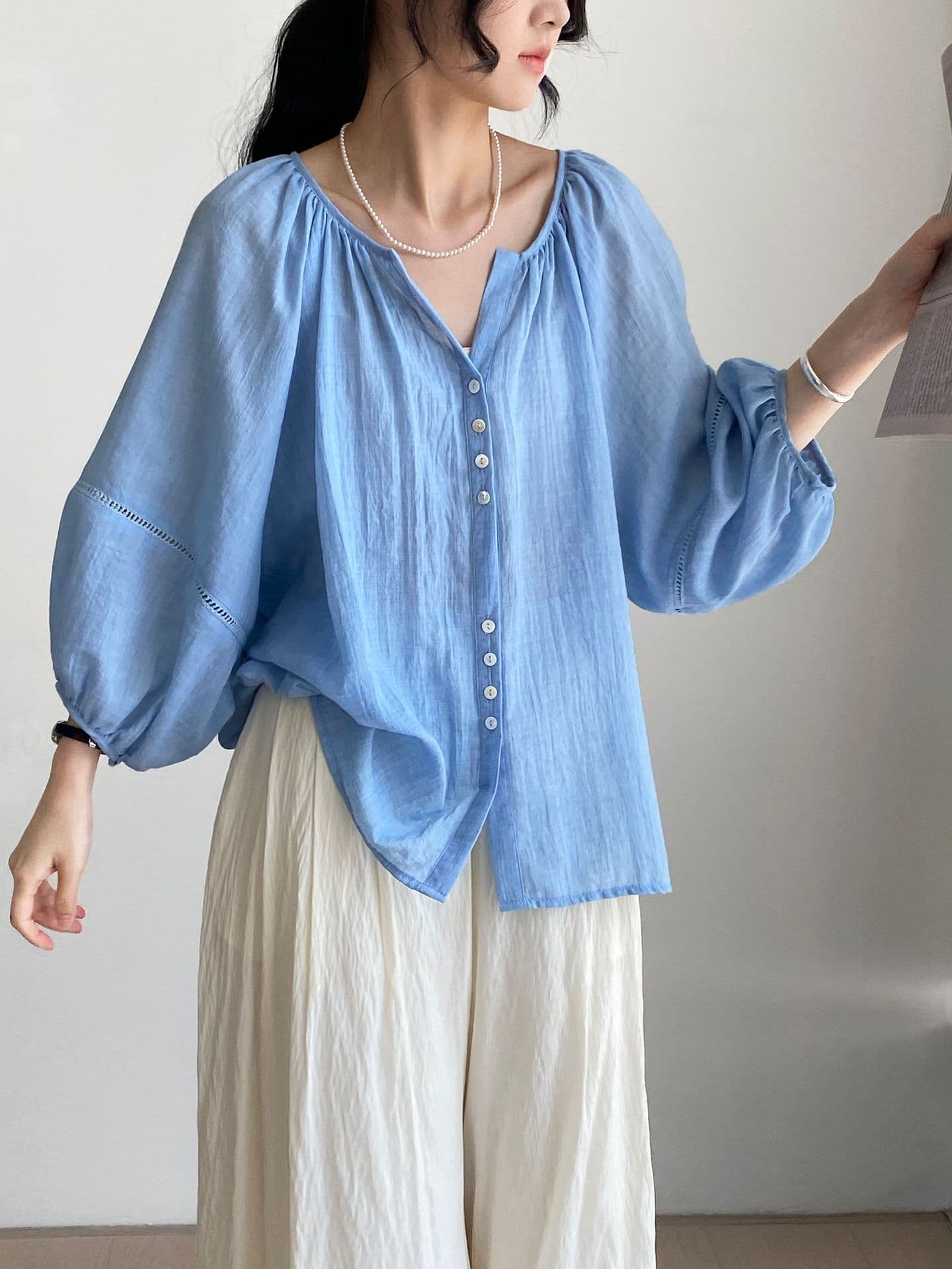 Camisa cómoda con cuello V y mangas globo