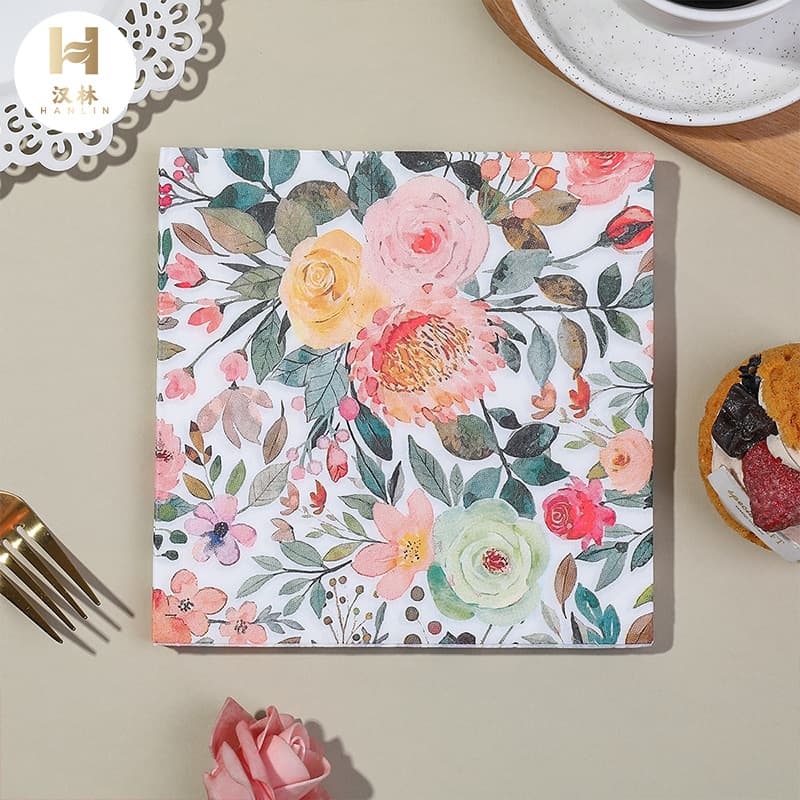 Servilleta impresa con diseño de flores coloridas