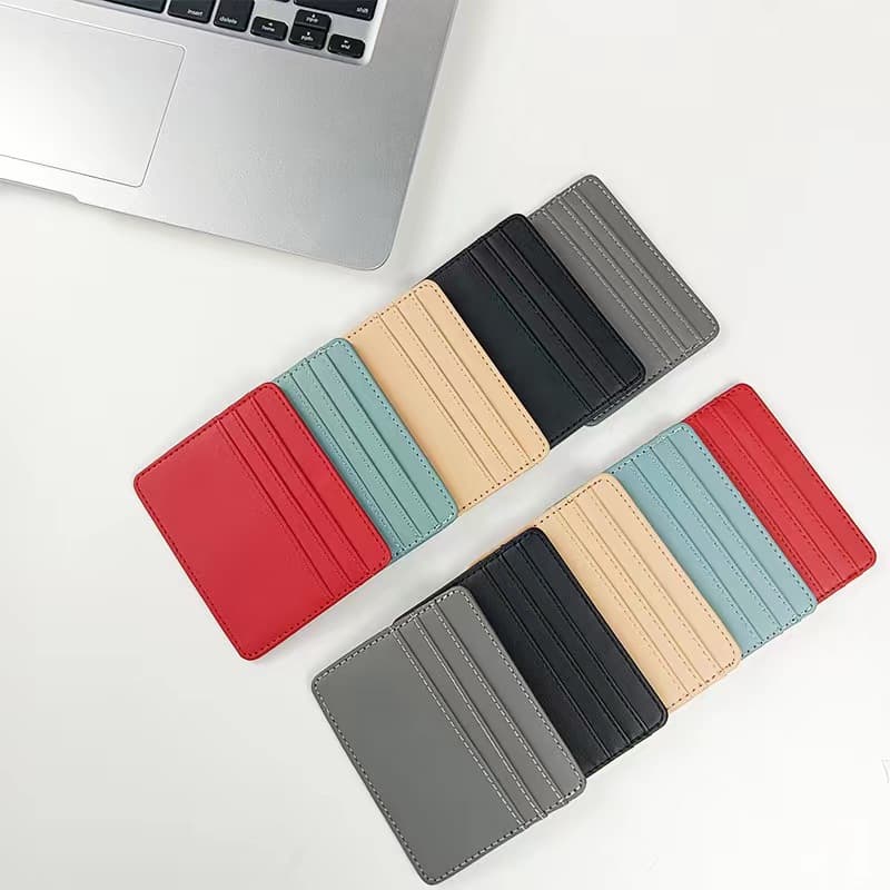 Billetera compacta con múltiples espacios para tarjetas