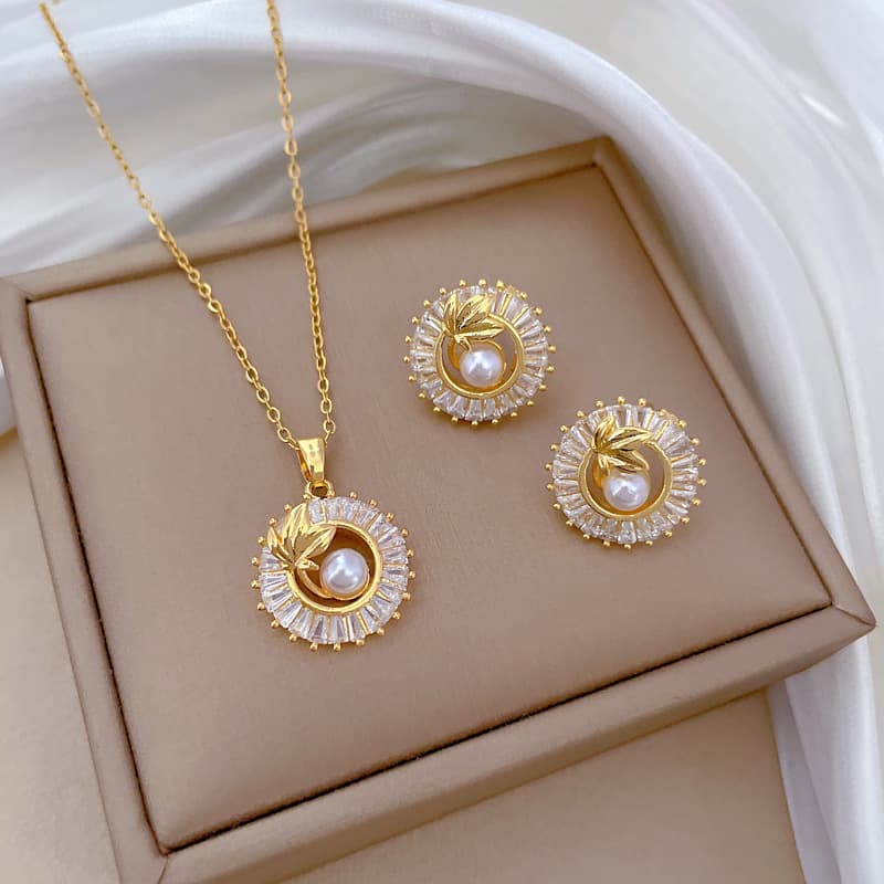 Collar y aretes de titanio con diamantes cuadrados y hojas