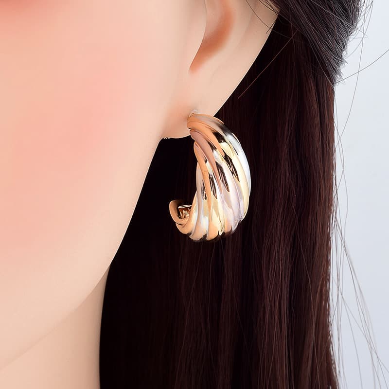 Aretes minimalistas de hilo con forma elíptica
