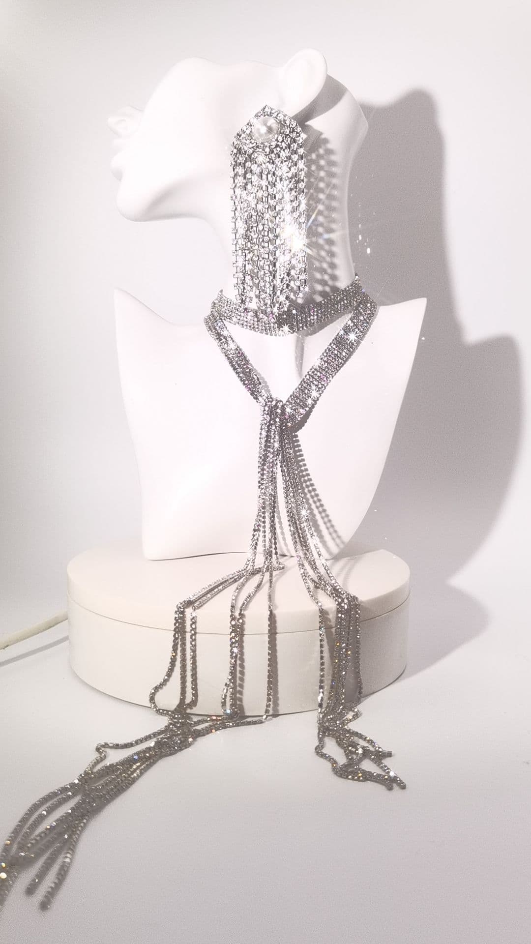 Conjunto de collar halter y aretes con flecos brillantes