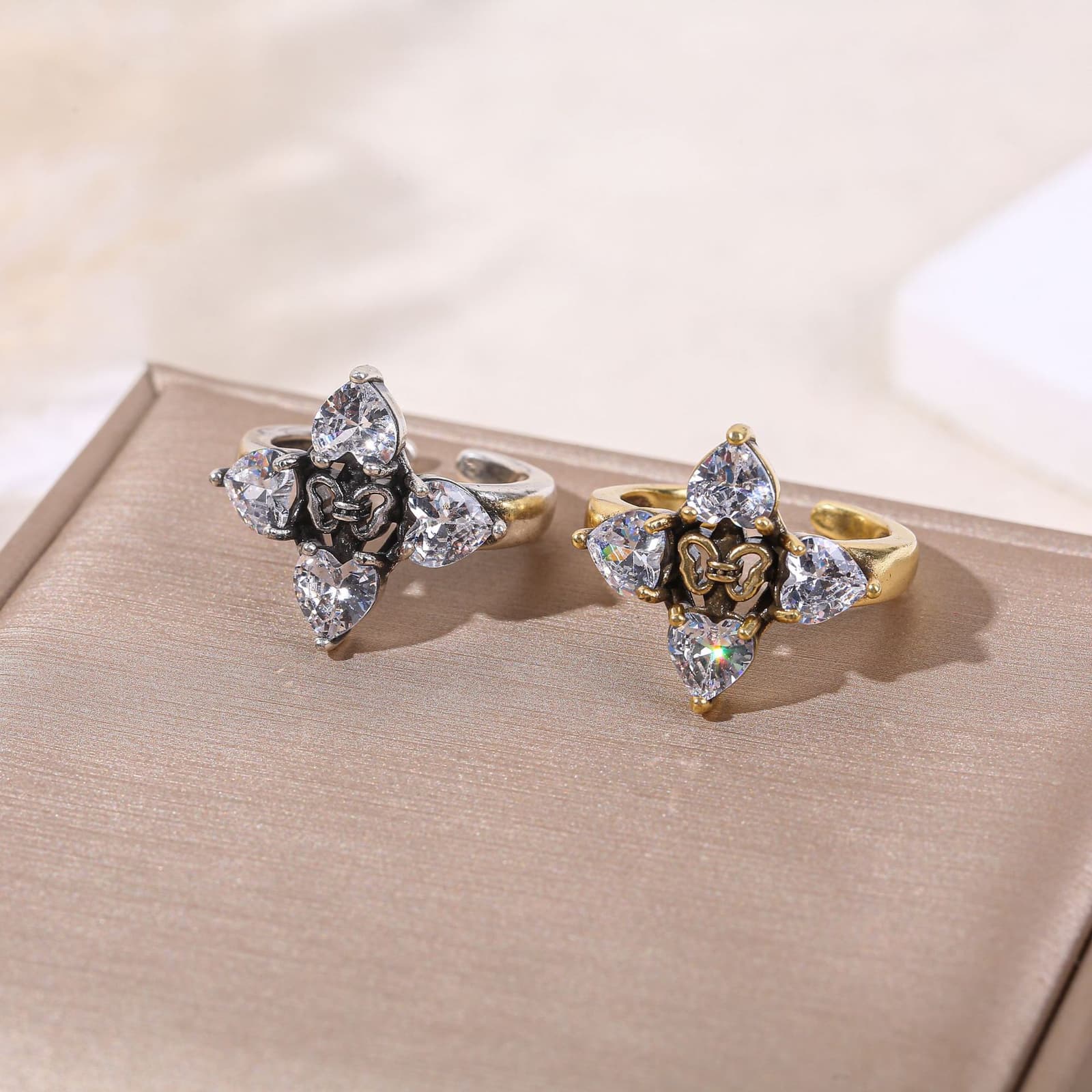 Anillo ajustable con zircón gota de agua estilo francés