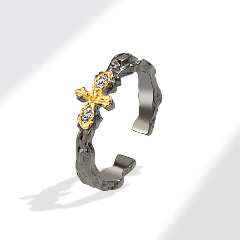 Anillo ajustable con diseño geométrico y efecto oscuro