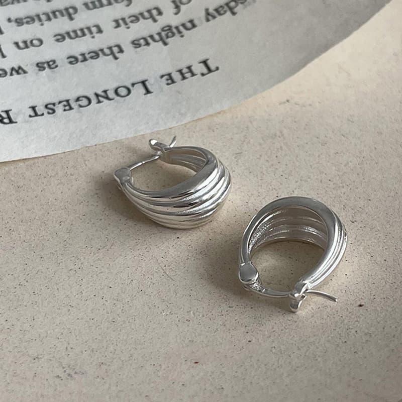 Pequeños aretes de plata pura pulida