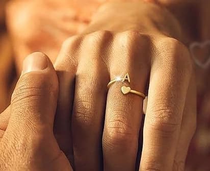 Anillo chapado en oro con letra personalizable