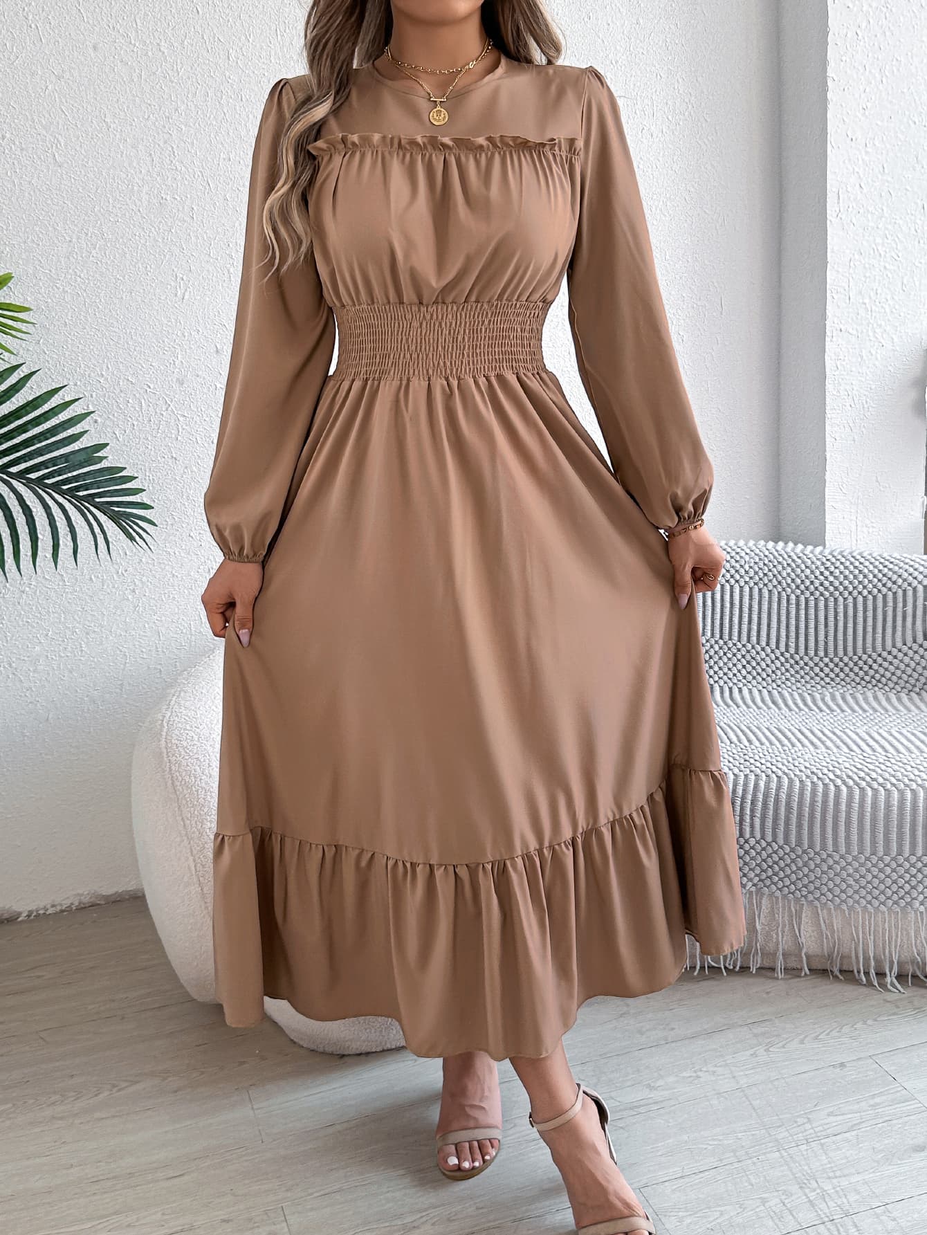 Vestido plisado de cintura alta con mangas largas y fruncido