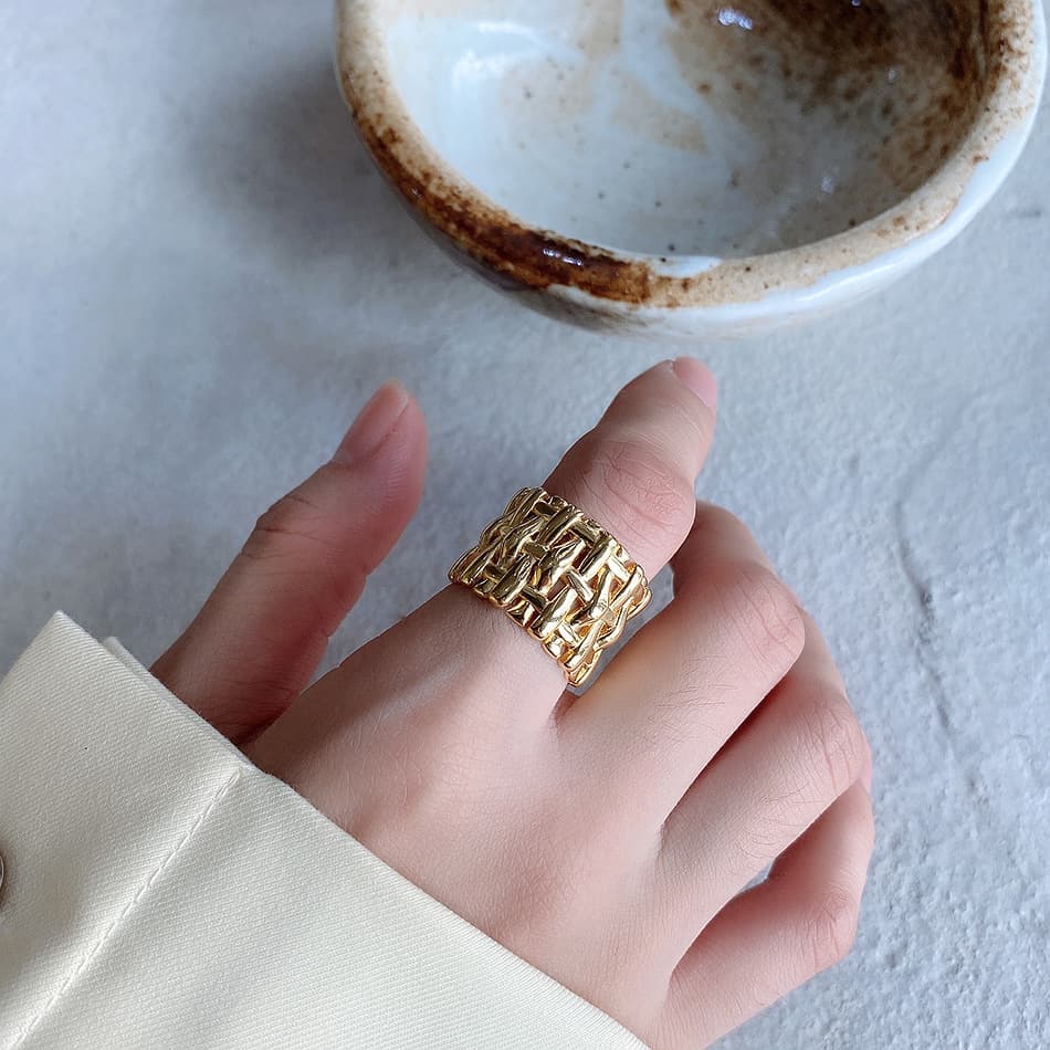 Anillo tejido hueco con diseño de cruz