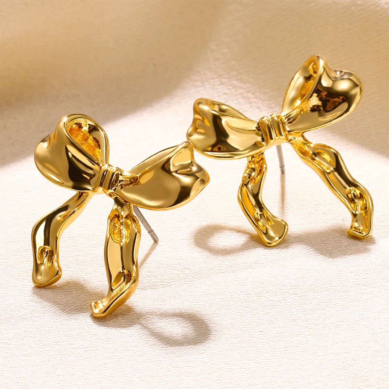 Aretes tipo moño simples y versátiles