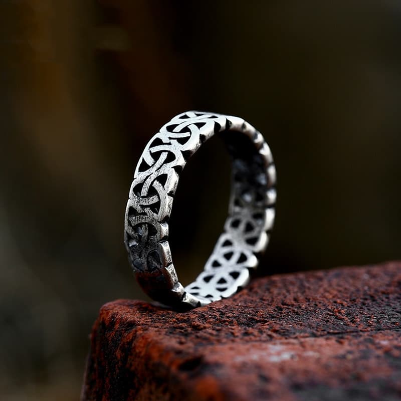 Anillo vikingo retro en acero de titanio