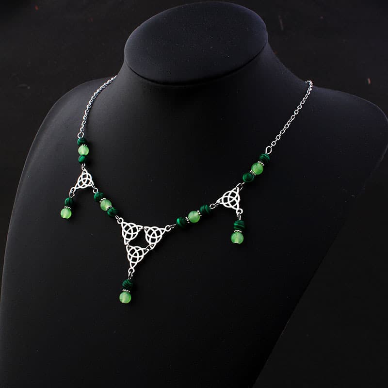 Collar gótico de nudo celta irlandés con diseño de pavo real