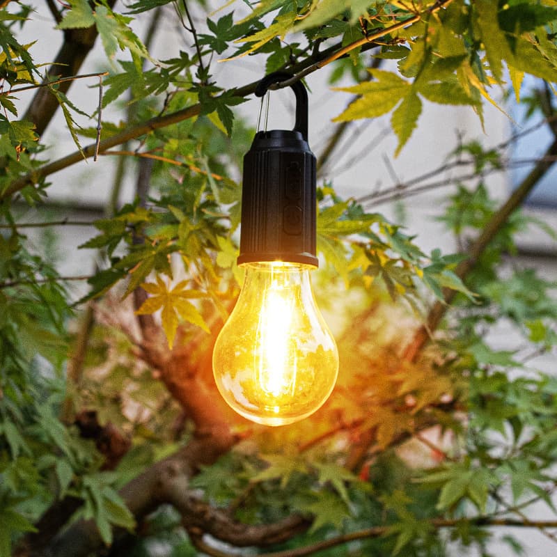 Lámpara solar exterior con luz cálida y diseño de linterna