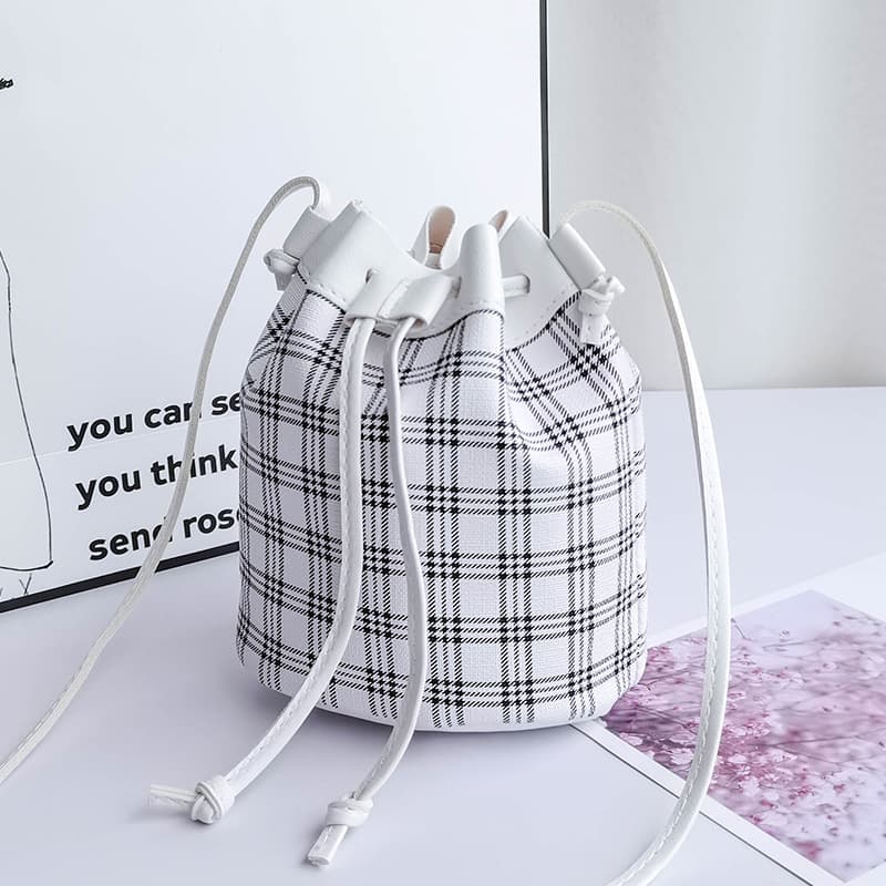 Bolsa bucket de cuero con diseño de cuadros