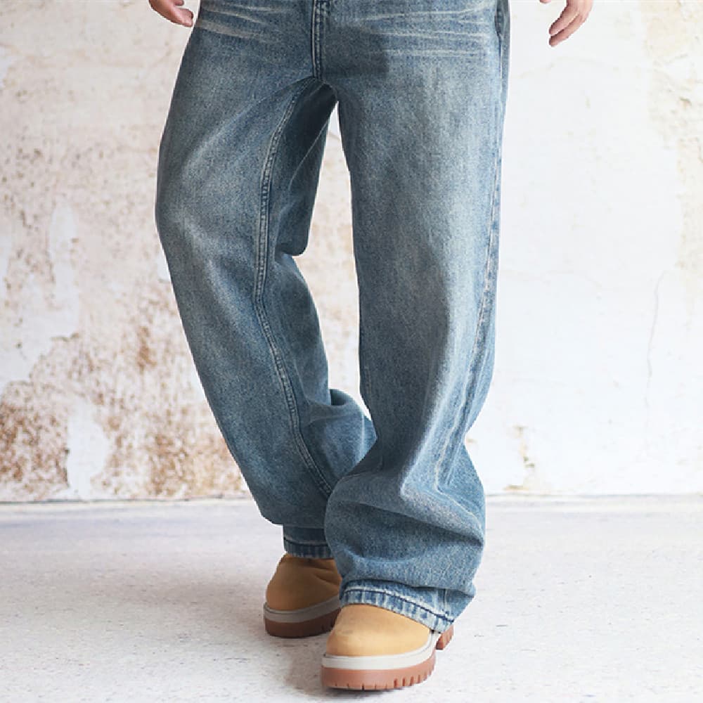 Jeans straight leg de algodón con lavado pesado para hombre