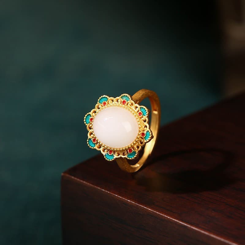 Anillo de jade esmaltado con flores doradas