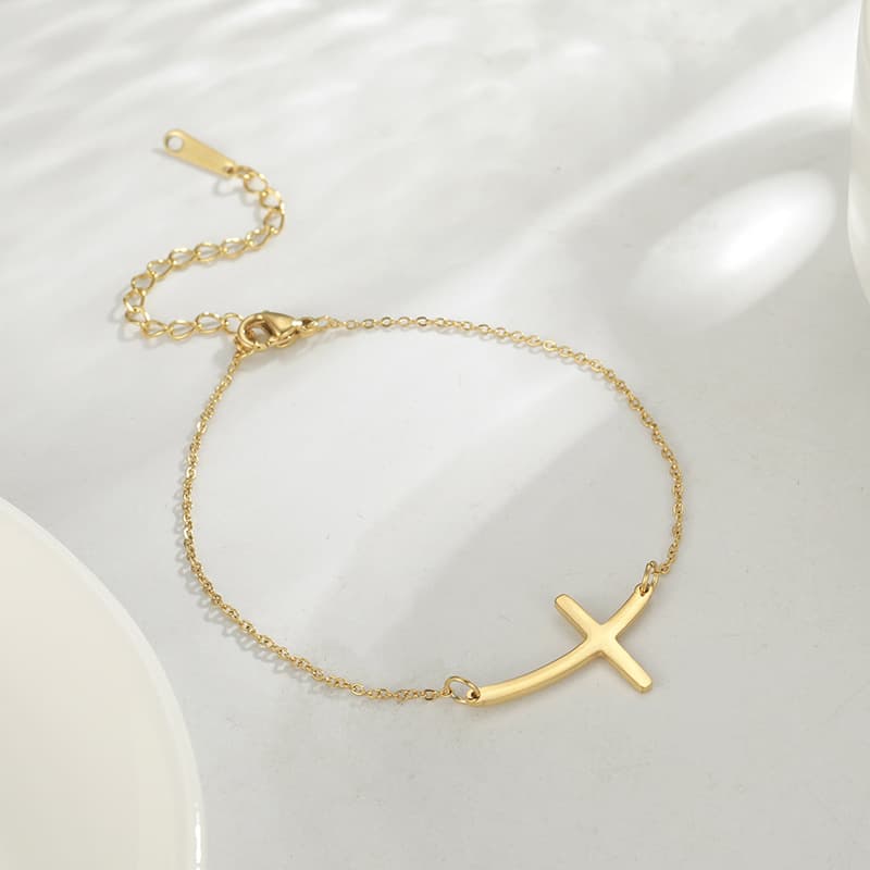 Pulsera simple con colgante de cruz