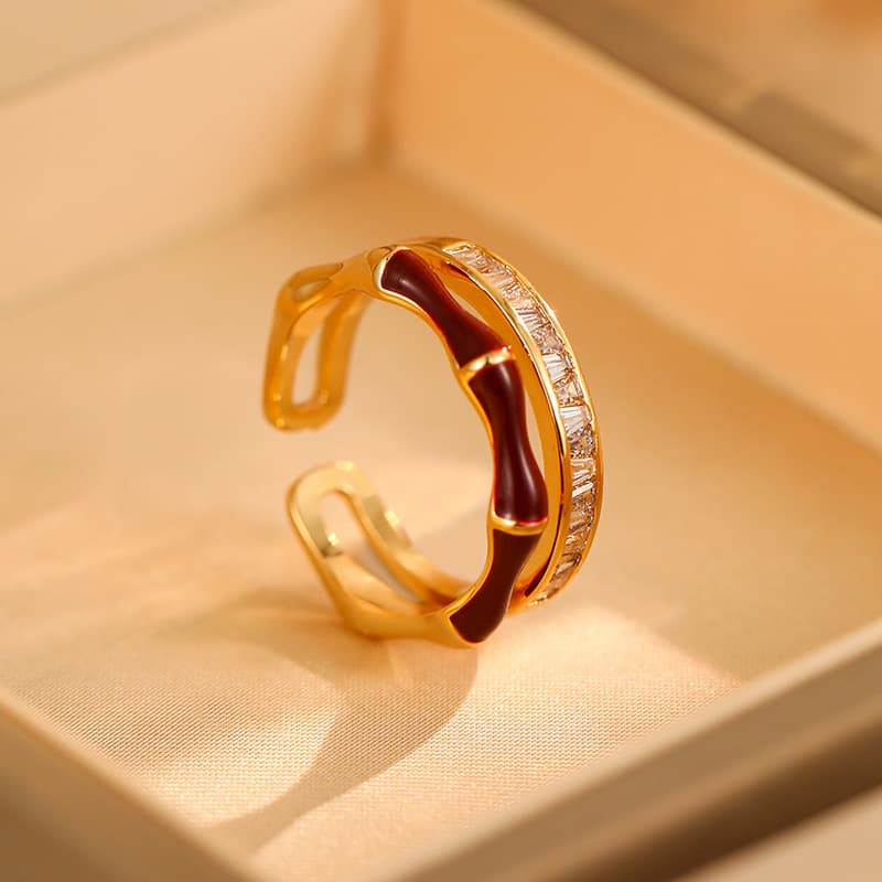 Anillo abierto bambú con circonia, lujo accesible